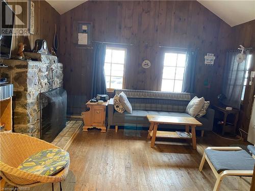 665 Pt Chimo Island Unit# 2, Temagami, ON - Indoor Photo Showing Living Room