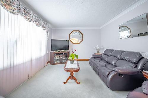 508 Sutherland Avenue, Welland, ON - Indoor Photo Showing Living Room