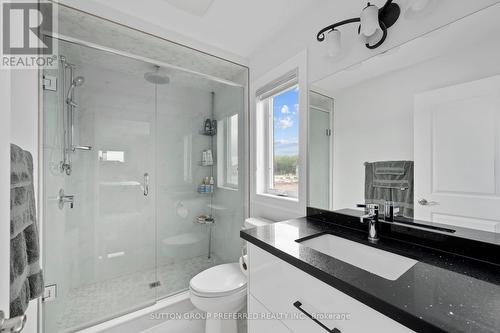 572 Chelton Rd, London, ON - Indoor Photo Showing Bathroom