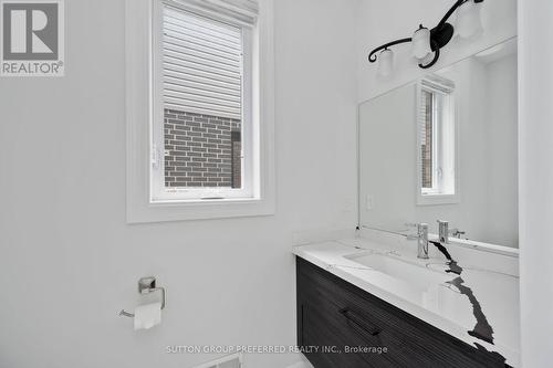 572 Chelton Road, London, ON - Indoor Photo Showing Bathroom