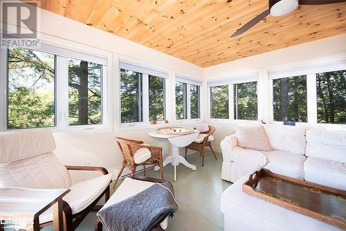 340 Healey Lake, Archipelago South, ON - Indoor Photo Showing Living Room