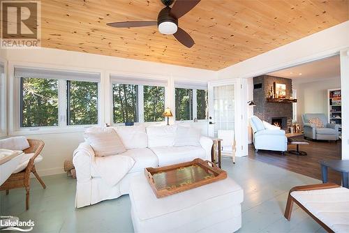 340 Healey Lake, Archipelago South, ON - Indoor Photo Showing Living Room