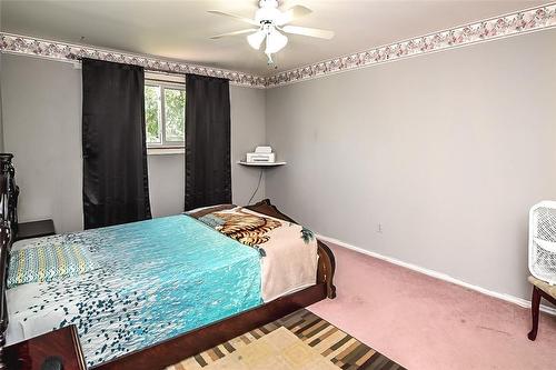 116 Gainsborough Road, Hamilton, ON - Indoor Photo Showing Bedroom