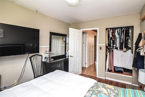 116 Gainsborough Road, Hamilton, ON - Indoor Photo Showing Bedroom