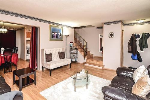 116 Gainsborough Road, Hamilton, ON - Indoor Photo Showing Living Room