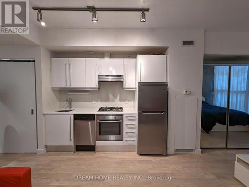 #409 -25 Oxley St, Toronto, ON - Indoor Photo Showing Kitchen