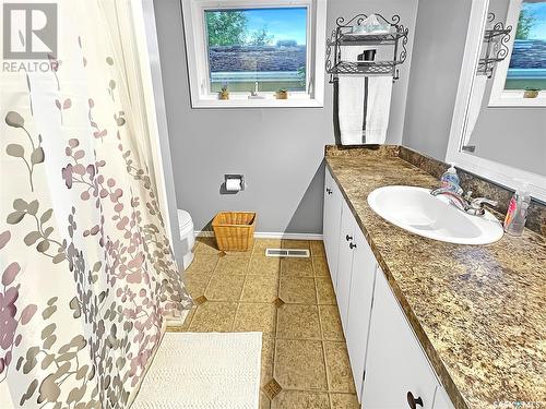 115 14Th Avenue Se, Swift Current, SK - Indoor Photo Showing Bathroom