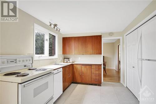 10 Pentland Crescent, Ottawa, ON - Indoor Photo Showing Kitchen