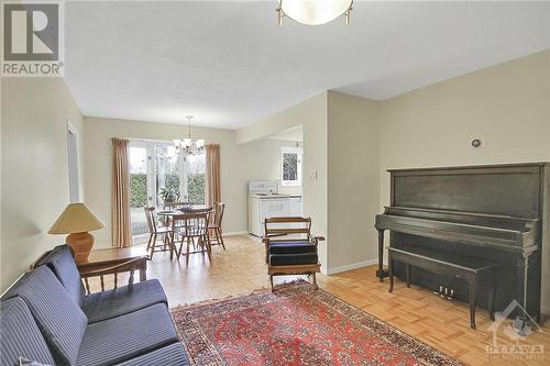 10 Pentland Crescent, Ottawa, ON - Indoor Photo Showing Living Room