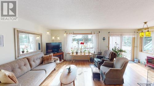 6416 Eden Road, 70 Mile House, BC - Indoor Photo Showing Bedroom