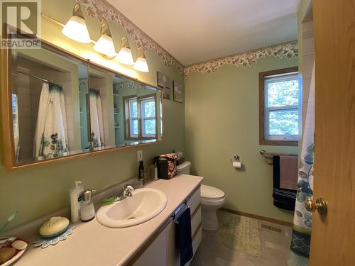 6416 Eden Road, 70 Mile House, BC - Indoor Photo Showing Bathroom