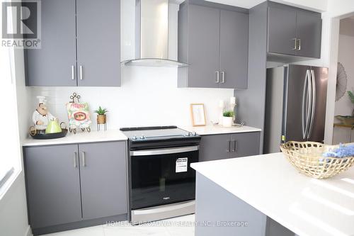 18 Carole Bell Way, Markham, ON - Indoor Photo Showing Kitchen With Upgraded Kitchen