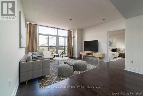 305 - 427 Aberdeen Avenue, Hamilton, ON - Indoor Photo Showing Living Room
