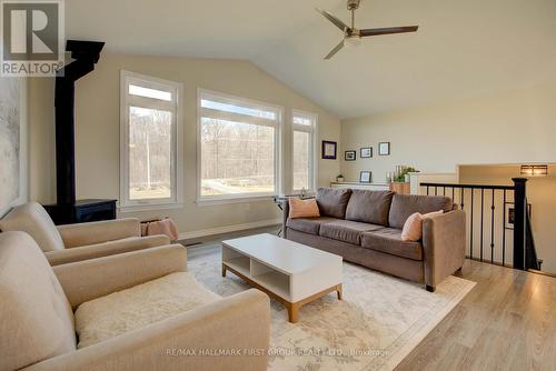 4507 Wilmer Rd, South Frontenac, ON - Indoor Photo Showing Living Room
