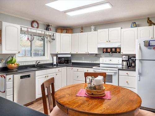 755 Newcastle Ave, Parksville, BC - Indoor Photo Showing Kitchen