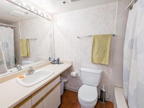 309-1560 Hillside Ave, Victoria, BC - Indoor Photo Showing Bathroom