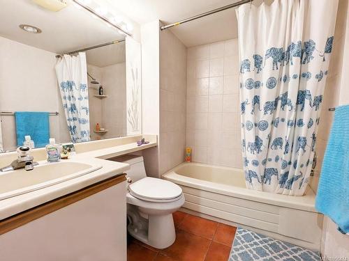 309-1560 Hillside Ave, Victoria, BC - Indoor Photo Showing Bathroom