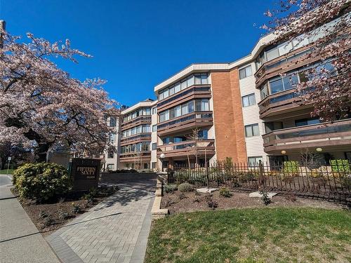 309-1560 Hillside Ave, Victoria, BC - Outdoor With Balcony