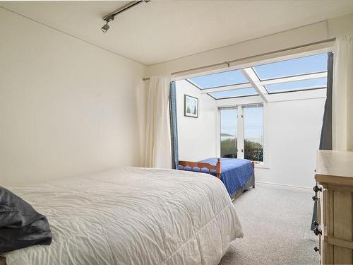 1695 Wall Beach Rd, Nanoose Bay, BC - Indoor Photo Showing Bedroom