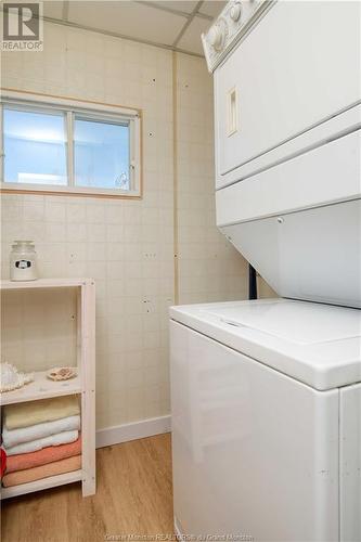 8 Poplar Lane, Pointe Du Chene, NB - Indoor Photo Showing Laundry Room