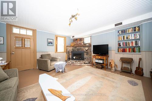 86 Pleasant Ridge Rd, Brantford, ON - Indoor Photo Showing Living Room With Fireplace