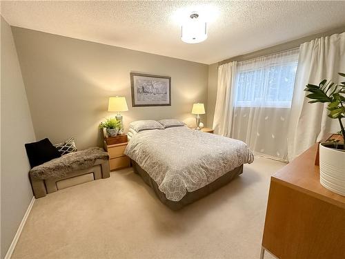 6 Krafty Court, Hamilton, ON - Indoor Photo Showing Bedroom