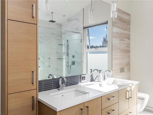3875 Cadboro Bay Rd, Saanich, BC - Indoor Photo Showing Bathroom