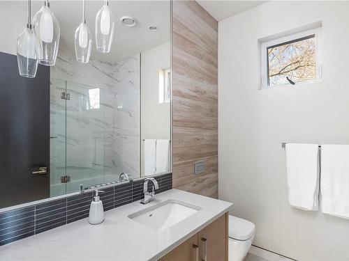 3875 Cadboro Bay Rd, Saanich, BC - Indoor Photo Showing Bathroom