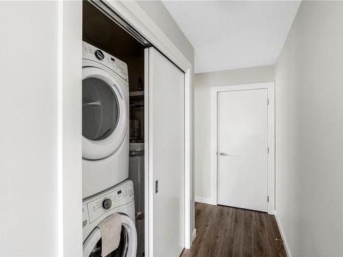 3875 Cadboro Bay Rd, Saanich, BC - Indoor Photo Showing Laundry Room