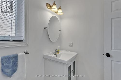 81 Glassford Rd, Kawartha Lakes, ON - Indoor Photo Showing Bathroom
