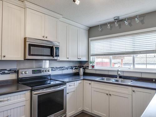 3744 16Th Ave, Port Alberni, BC - Indoor Photo Showing Kitchen With Double Sink