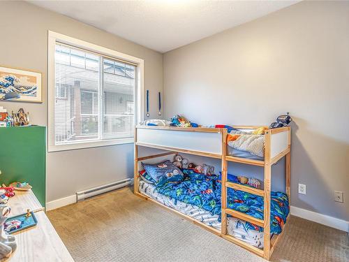 6016 Leah Lane, Nanaimo, BC - Indoor Photo Showing Bedroom