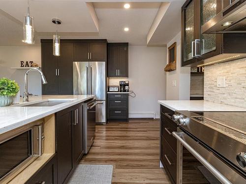 944 Kentwood Terr, Saanich, BC - Indoor Photo Showing Kitchen With Upgraded Kitchen