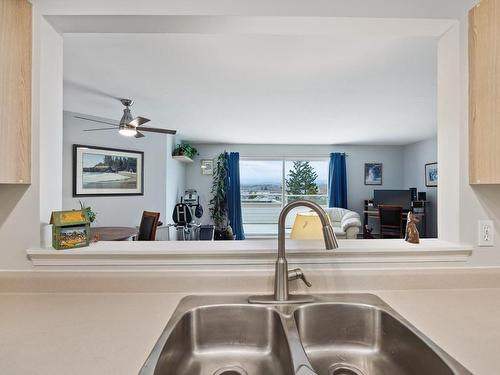 402-840 Braidwood Rd, Courtenay, BC - Indoor Photo Showing Kitchen With Double Sink