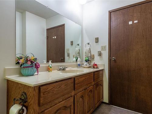1739 Hern Rd, Sayward, BC - Indoor Photo Showing Bathroom
