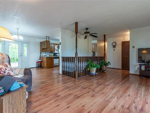 1739 Hern Rd, Sayward, BC - Indoor Photo Showing Living Room