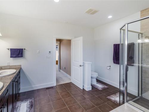 2070 Sun King Rd, Coombs, BC - Indoor Photo Showing Bathroom
