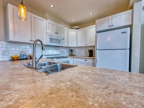 51-6922 Barcelona Drive, Kelowna, BC - Indoor Photo Showing Kitchen With Double Sink