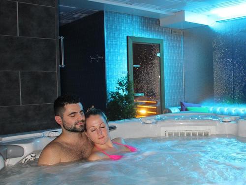 Hot tub - 4740 Boul. Trudel E., Saint-Boniface, QC -  Photo Showing Other Room