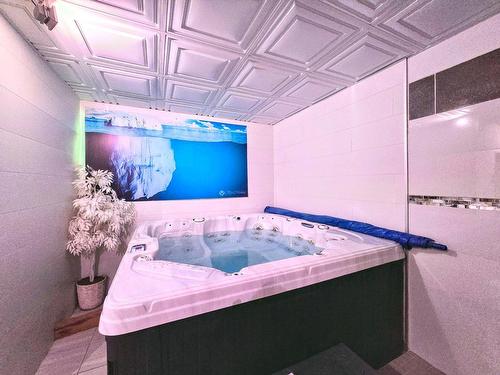 Hot tub - 4740 Boul. Trudel E., Saint-Boniface, QC - Indoor