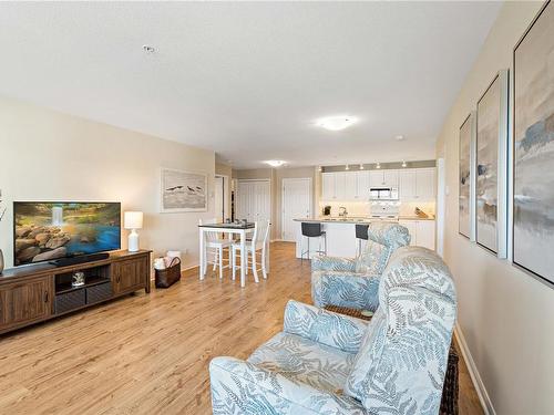211-1633 Dufferin Cres, Nanaimo, BC - Indoor Photo Showing Living Room