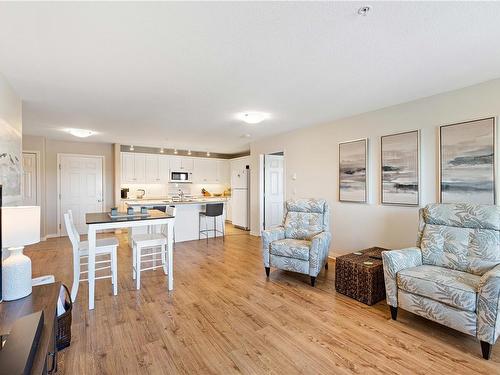 211-1633 Dufferin Cres, Nanaimo, BC - Indoor Photo Showing Living Room