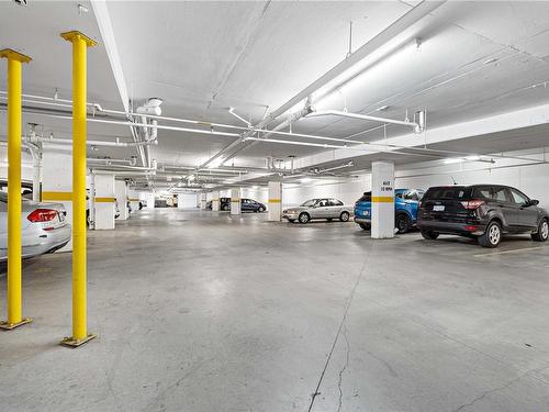 211-1633 Dufferin Cres, Nanaimo, BC - Indoor Photo Showing Garage