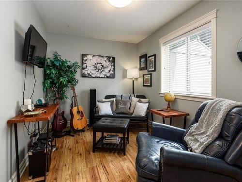 A-759 9Th St, Courtenay, BC - Indoor Photo Showing Living Room