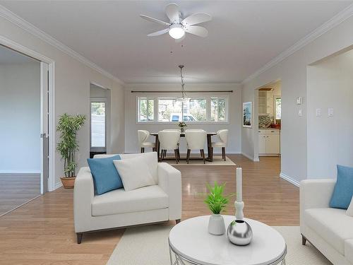 4040 Holland Ave, Saanich, BC - Indoor Photo Showing Living Room
