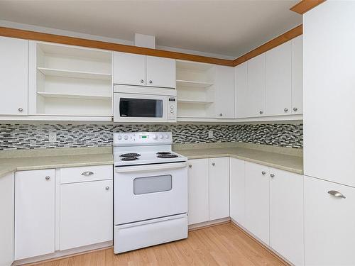 4040 Holland Ave, Saanich, BC - Indoor Photo Showing Kitchen