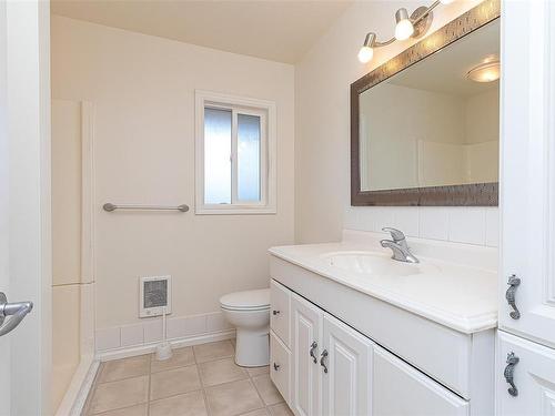 4040 Holland Ave, Saanich, BC - Indoor Photo Showing Bathroom