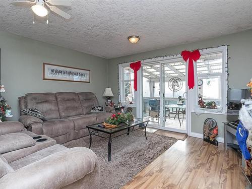 4040 Holland Ave, Saanich, BC - Indoor Photo Showing Living Room