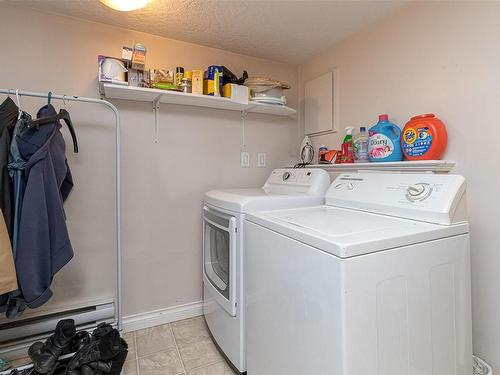 4040 Holland Ave, Saanich, BC - Indoor Photo Showing Laundry Room