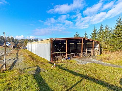 4040 Holland Ave, Saanich, BC - Outdoor